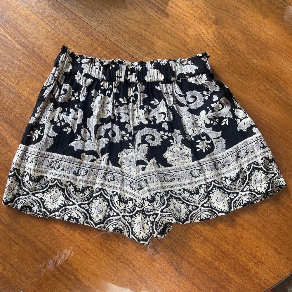 Angie Floral Shorts - Picture 4 of 4